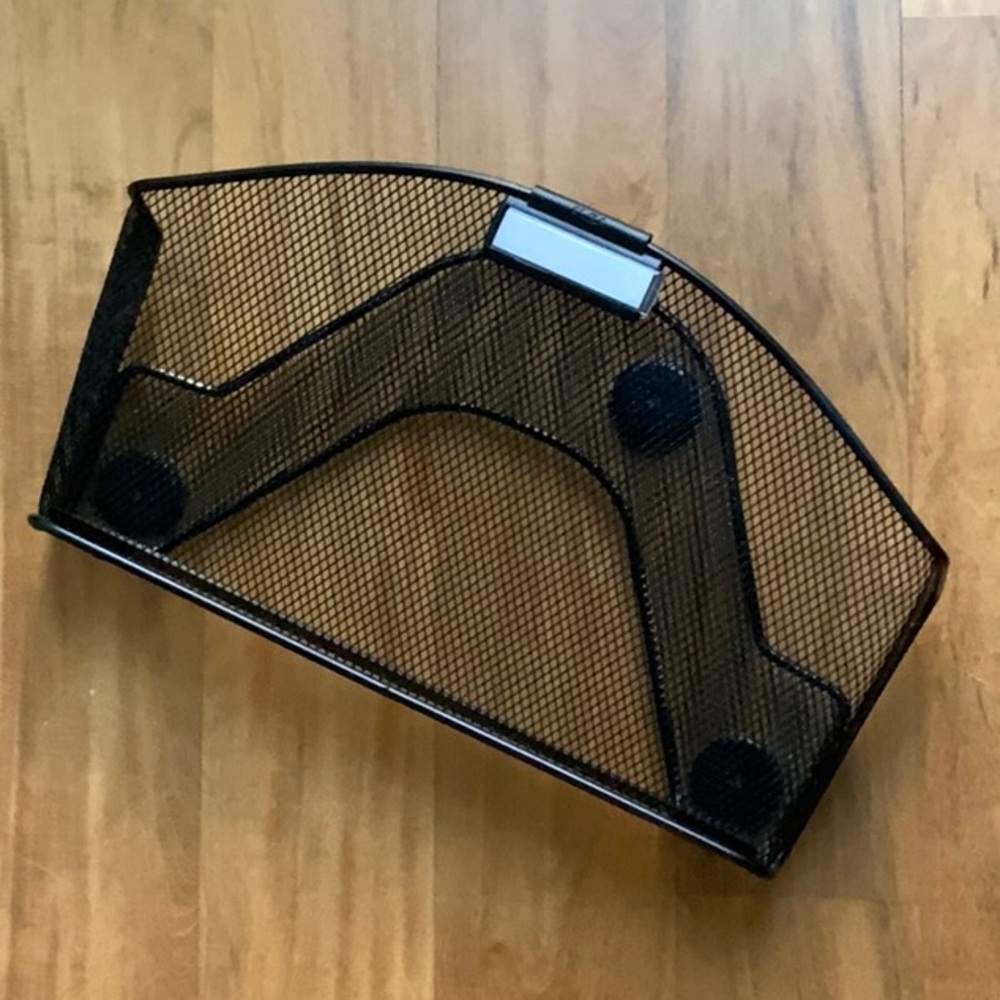 Compartment steel mesh file pocket shelf with magnetic back